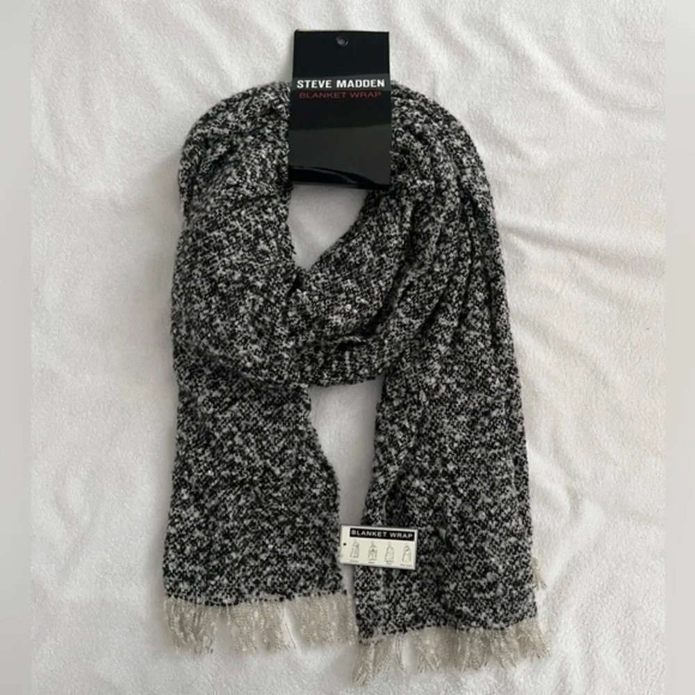 Steve Madden Black/White Blanket Wrap Scarf